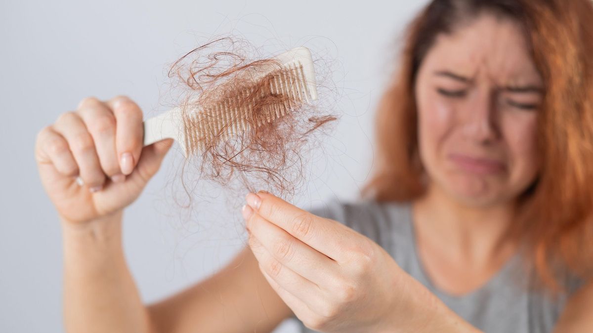 Jak zabránit nadměrnému vypadávání vlasů